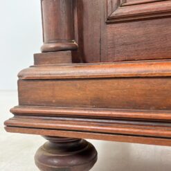 Ąžuolinė drožinėta vieno stalčiaus ir dviejų durų komoda 54×108,5×114 cm