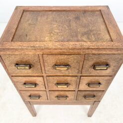 Ąžuolinė devynių stalčių archyvavimo komoda 44,5x61x96 cm