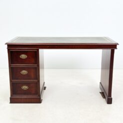 Vaikiškas angliško stiliaus raudonmedžio rašomasis stalas odiniu stalviršiumi 56x125x72,5 cm