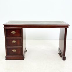 Vaikiškas angliško stiliaus raudonmedžio rašomasis stalas odiniu stalviršiumi 56x125x72,5 cm