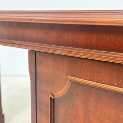 Vaikiškas angliško stiliaus raudonmedžio rašomasis stalas odiniu stalviršiumi 56x125x72,5 cm