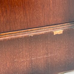 Vaikiškas angliško stiliaus raudonmedžio rašomasis stalas odiniu stalviršiumi 56x125x72,5 cm