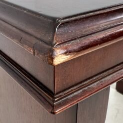 Vaikiškas angliško stiliaus raudonmedžio rašomasis stalas odiniu stalviršiumi 56x125x72,5 cm