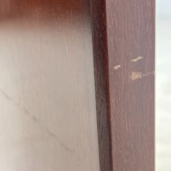 Vaikiškas angliško stiliaus raudonmedžio rašomasis stalas odiniu stalviršiumi 56x125x72,5 cm