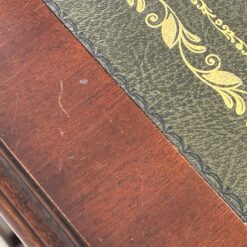 Vaikiškas angliško stiliaus raudonmedžio rašomasis stalas odiniu stalviršiumi 56x125x72,5 cm