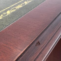 Vaikiškas angliško stiliaus raudonmedžio rašomasis stalas odiniu stalviršiumi 56x125x72,5 cm