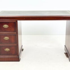 Vaikiškas angliško stiliaus raudonmedžio rašomasis stalas odiniu stalviršiumi 56x125x72,5 cm