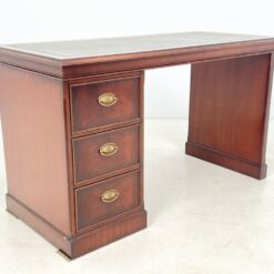 Vaikiškas angliško stiliaus raudonmedžio rašomasis stalas odiniu stalviršiumi 56x125x72,5 cm