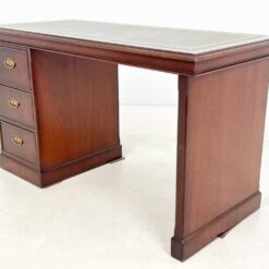 Vaikiškas angliško stiliaus raudonmedžio rašomasis stalas odiniu stalviršiumi 56x125x72,5 cm