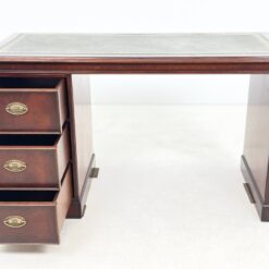 Vaikiškas angliško stiliaus raudonmedžio rašomasis stalas odiniu stalviršiumi 56x125x72,5 cm