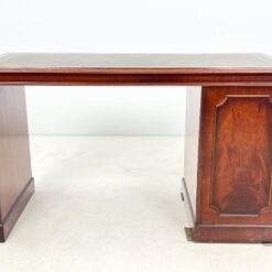 Vaikiškas angliško stiliaus raudonmedžio rašomasis stalas odiniu stalviršiumi 56x125x72,5 cm