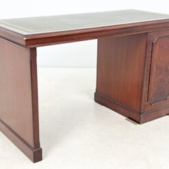 Vaikiškas angliško stiliaus raudonmedžio rašomasis stalas odiniu stalviršiumi 56x125x72,5 cm