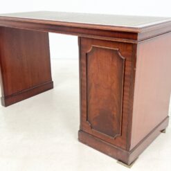 Vaikiškas angliško stiliaus raudonmedžio rašomasis stalas odiniu stalviršiumi 56x125x72,5 cm