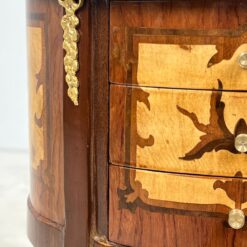 Liudviko XV laikotarpio stiliaus medinė spintelė su žalvario detalėmis 30,5x40x69,5 cm