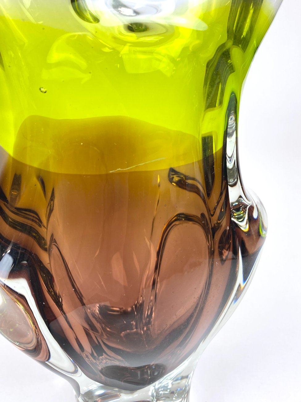 HN2056-stikliniai-indai-11 Vintažinė stiklinė žalsvo ir rudo atspalvių vaza 10x16x25,5 cm