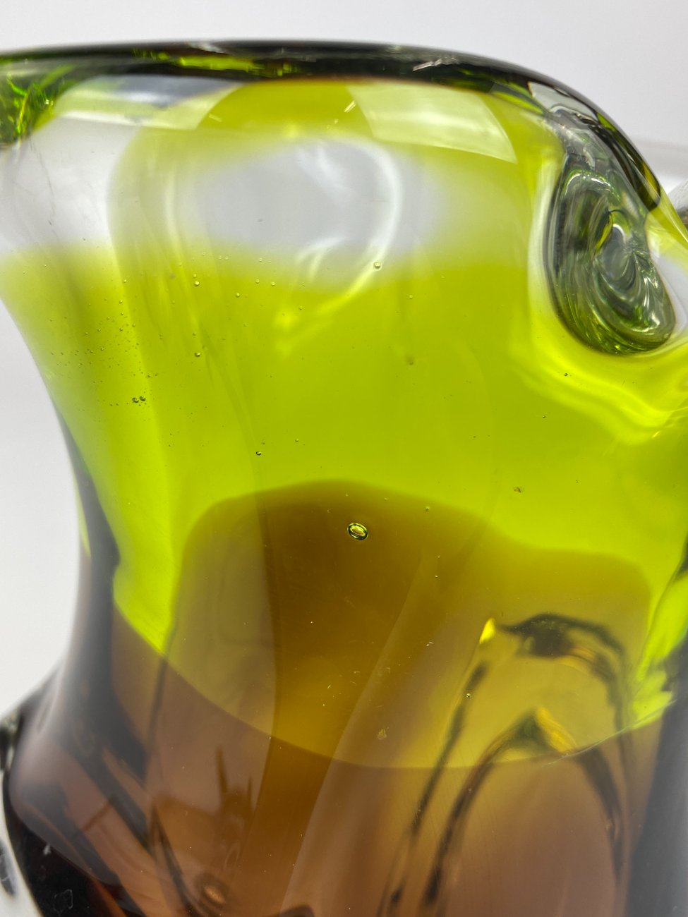 HN2056-stikliniai-indai-12 Vintažinė stiklinė žalsvo ir rudo atspalvių vaza 10x16x25,5 cm