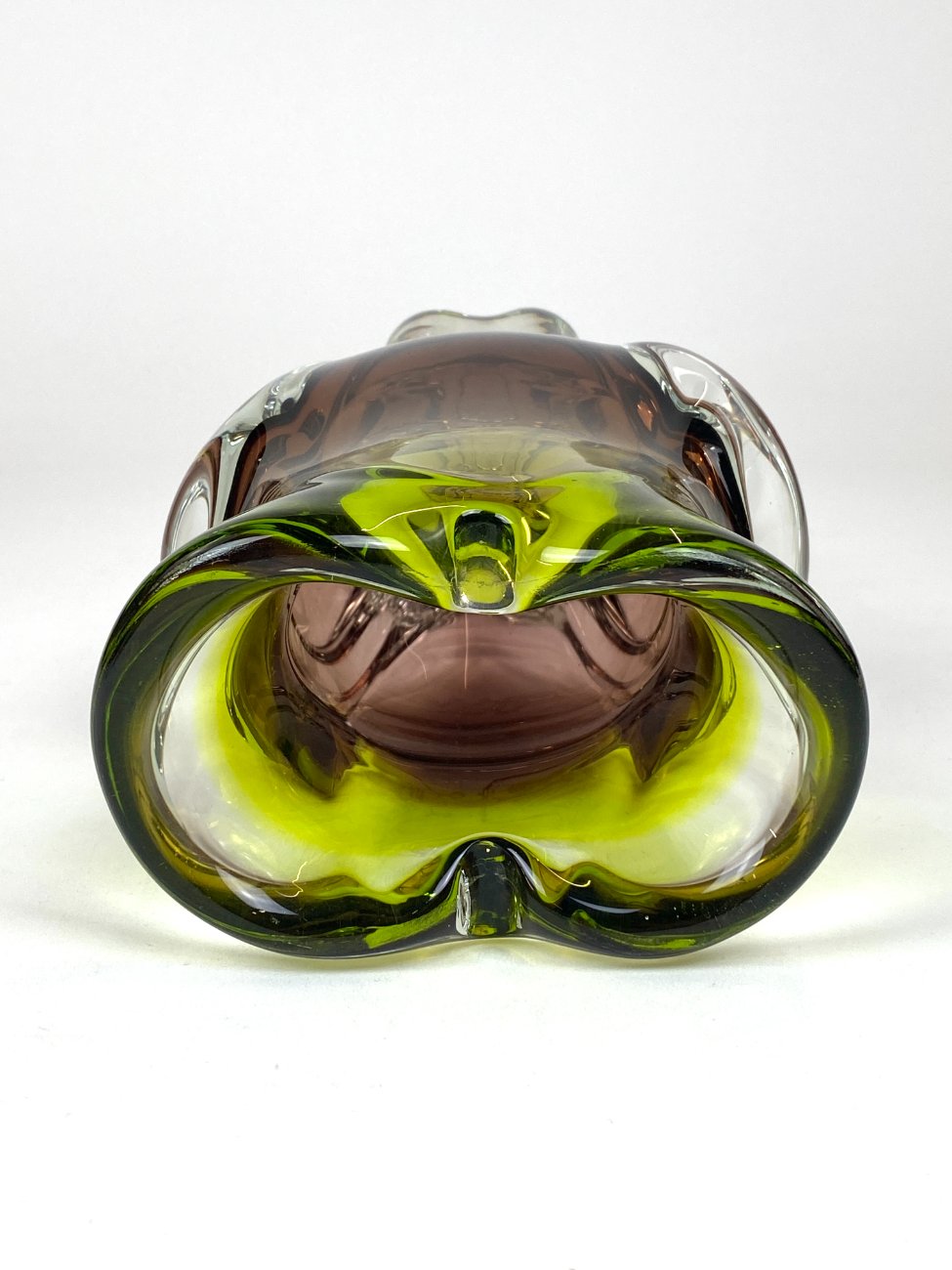 HN2056-stikliniai-indai-8 Vintažinė stiklinė žalsvo ir rudo atspalvių vaza 10x16x25,5 cm