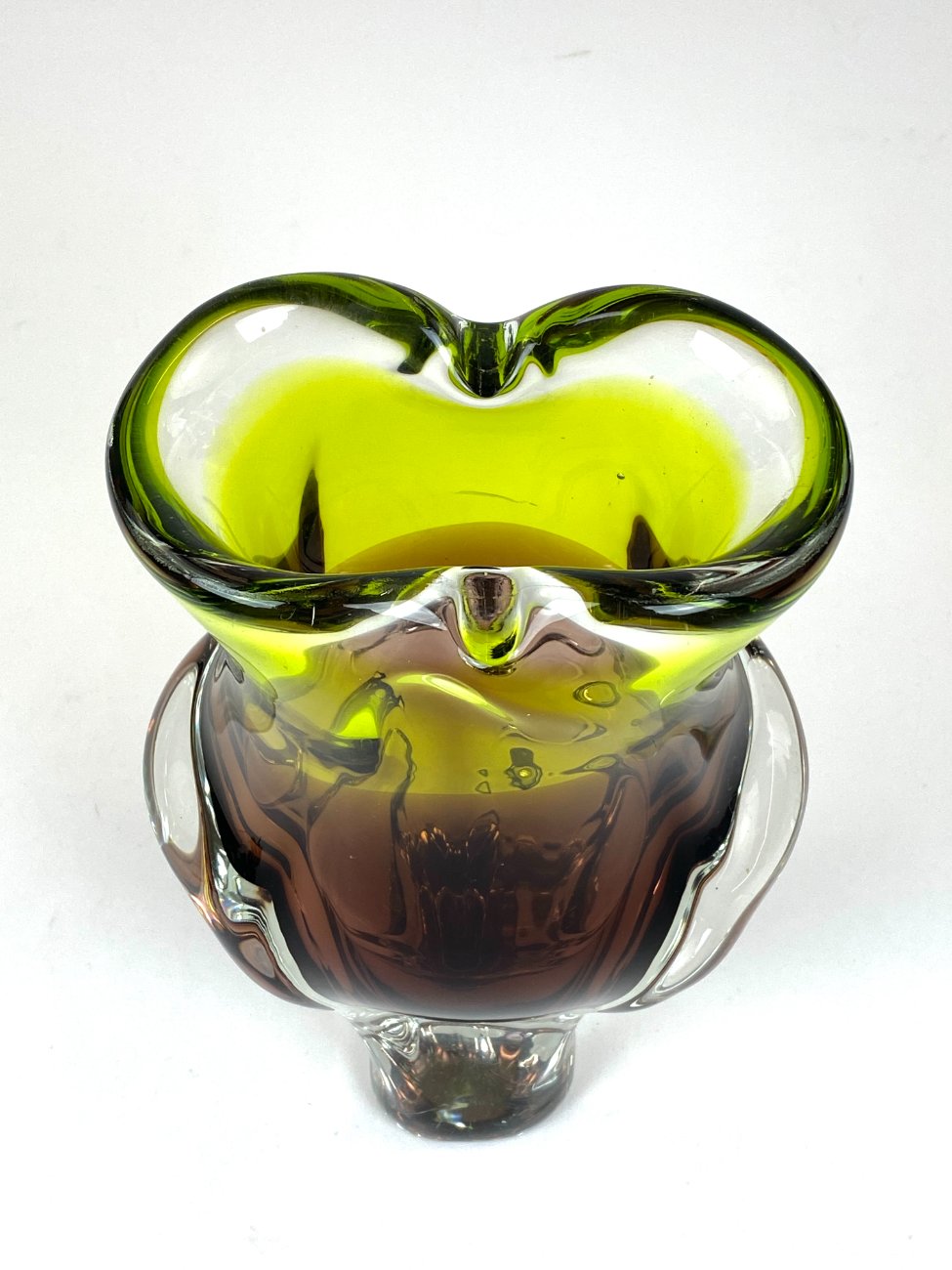 HN2056-stikliniai-indai-9 Vintažinė stiklinė žalsvo ir rudo atspalvių vaza 10x16x25,5 cm