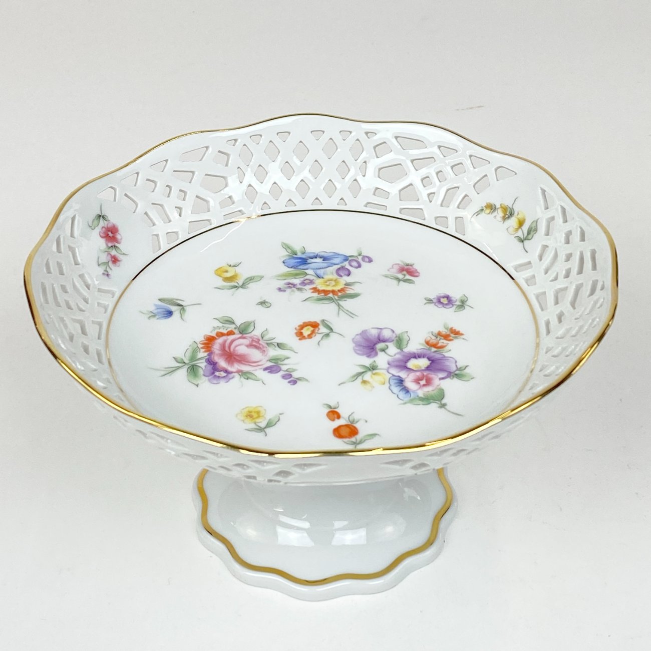 HN2059-servizu-dalys-0 Porcelianinis ažūrinis “Burg Lindau” serviravimo indas su kojele 19x19x11 cm