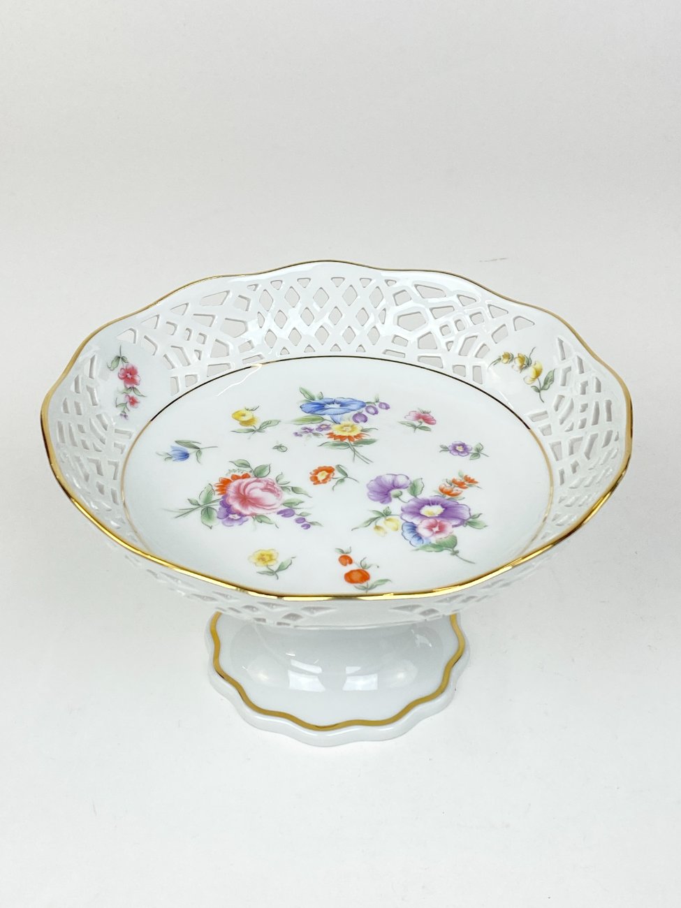 HN2059-servizu-dalys-1 Porcelianinis ažūrinis “Burg Lindau” serviravimo indas su kojele 19x19x11 cm