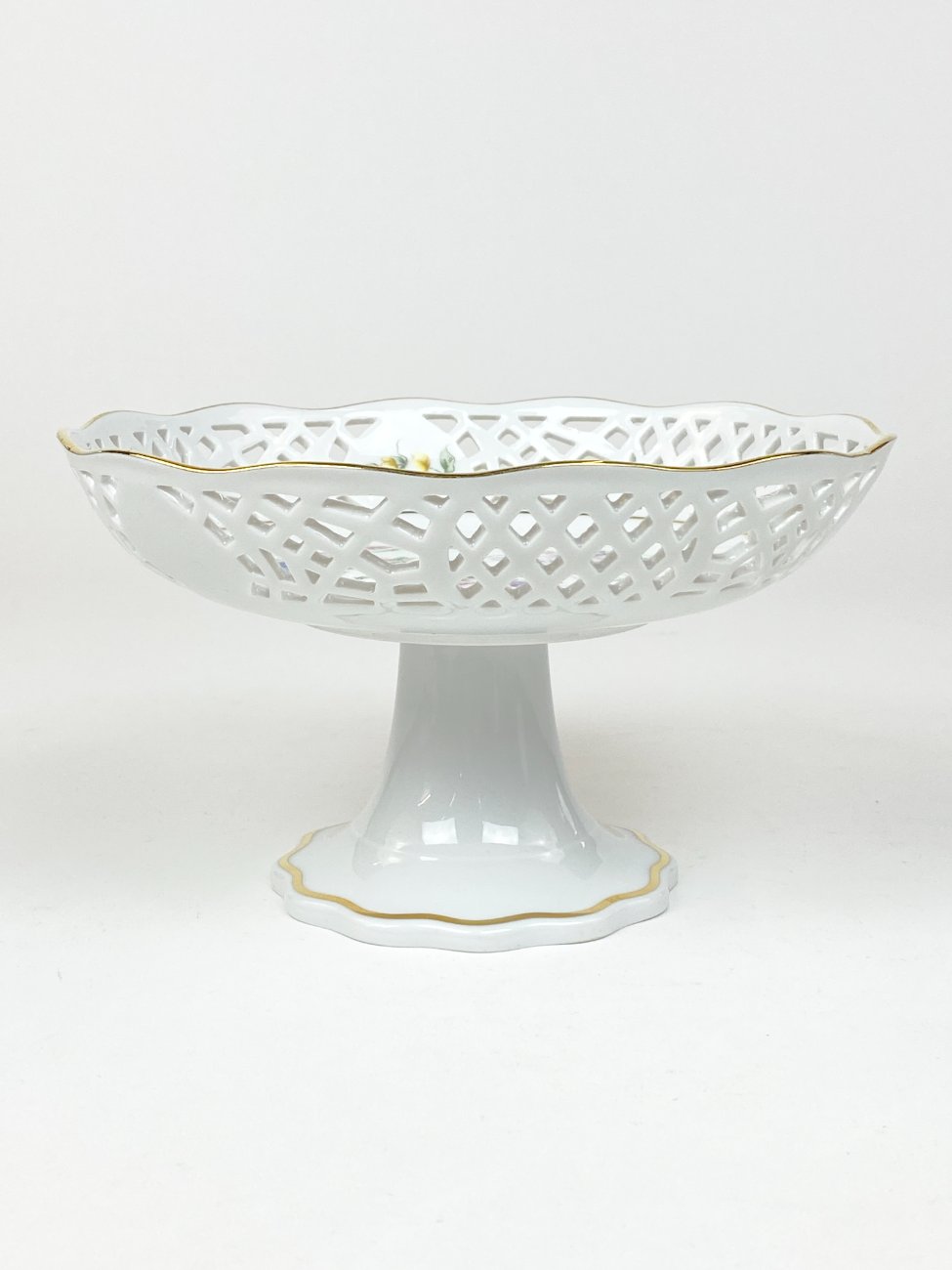 HN2059-servizu-dalys-3 Porcelianinis ažūrinis “Burg Lindau” serviravimo indas su kojele 19x19x11 cm