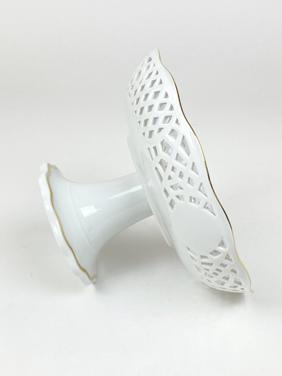 HN2059-servizu-dalys-4 Porcelianinis ažūrinis “Burg Lindau” serviravimo indas su kojele 19x19x11 cm