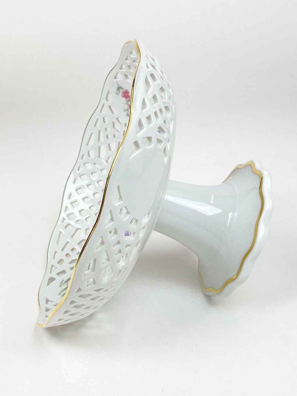 HN2059-servizu-dalys-5 Porcelianinis ažūrinis “Burg Lindau” serviravimo indas su kojele 19x19x11 cm