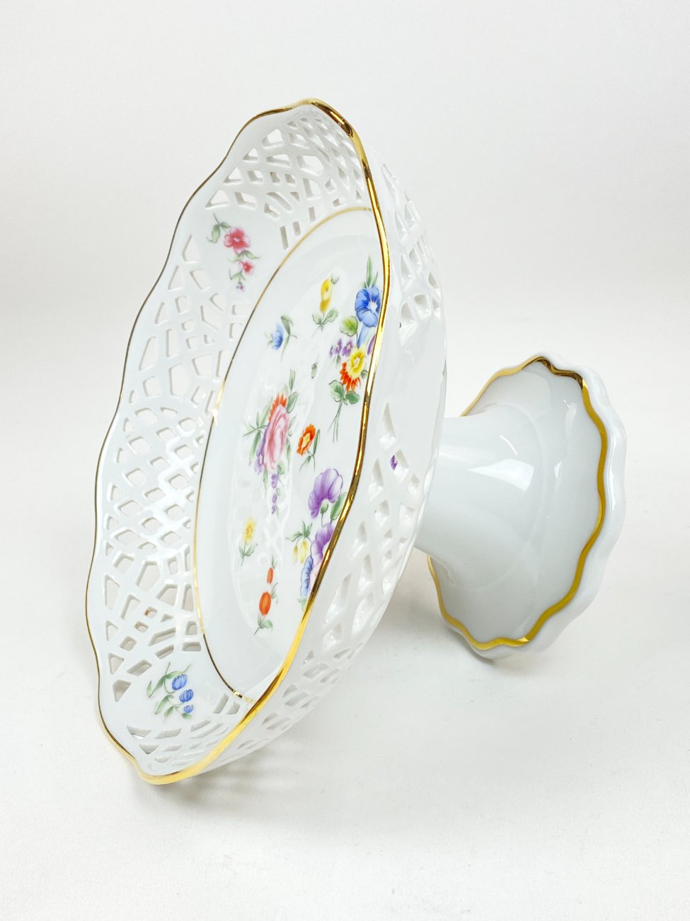 HN2059-servizu-dalys-6 Porcelianinis ažūrinis “Burg Lindau” serviravimo indas su kojele 19x19x11 cm