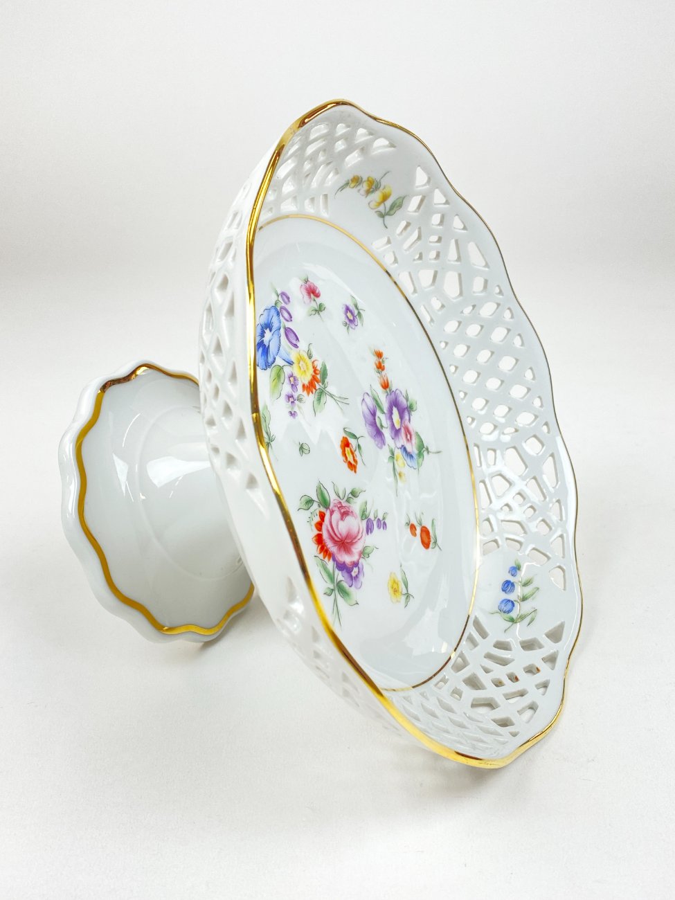 HN2059-servizu-dalys-7 Porcelianinis ažūrinis “Burg Lindau” serviravimo indas su kojele 19x19x11 cm