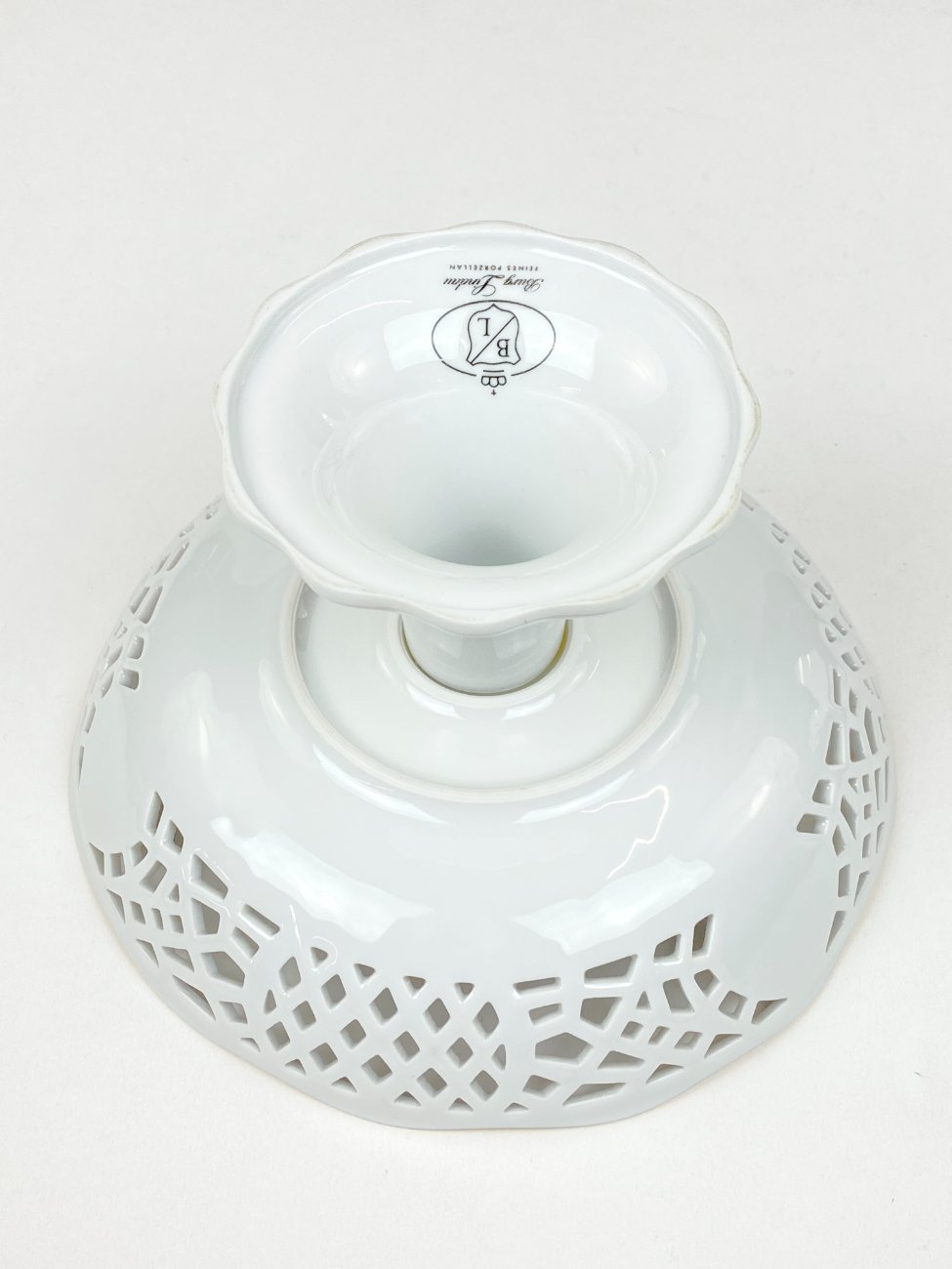 HN2059-servizu-dalys-8 Porcelianinis ažūrinis “Burg Lindau” serviravimo indas su kojele 19x19x11 cm