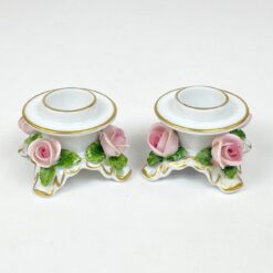 Porcelianinės Kaiser žvakidės su rožių žiedų figūrėlėmis 2 vnt. kompl. 5,5x5,5x4 cm