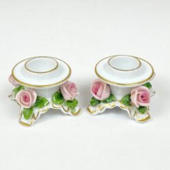 Porcelianinės Kaiser žvakidės su rožių žiedų figūrėlėmis 2 vnt. kompl. 5,5×5,5×4 cm