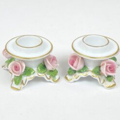 Porcelianinės Kaiser žvakidės su rožių žiedų figūrėlėmis 2 vnt. kompl. 5,5×5,5×4 cm