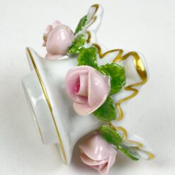 Porcelianinės Kaiser žvakidės su rožių žiedų figūrėlėmis 2 vnt. kompl. 5,5×5,5×4 cm