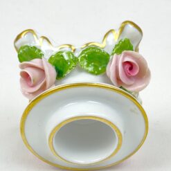 Porcelianinės Kaiser žvakidės su rožių žiedų figūrėlėmis 2 vnt. kompl. 5,5×5,5×4 cm