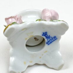 Porcelianinės Kaiser žvakidės su rožių žiedų figūrėlėmis 2 vnt. kompl. 5,5×5,5×4 cm