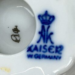 Porcelianinės Kaiser žvakidės su rožių žiedų figūrėlėmis 2 vnt. kompl. 5,5×5,5×4 cm