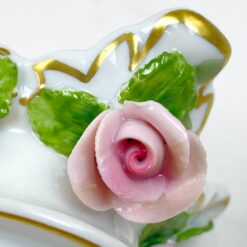 Porcelianinės Kaiser žvakidės su rožių žiedų figūrėlėmis 2 vnt. kompl. 5,5×5,5×4 cm