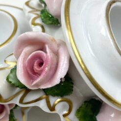 Porcelianinės Kaiser žvakidės su rožių žiedų figūrėlėmis 2 vnt. kompl. 5,5×5,5×4 cm