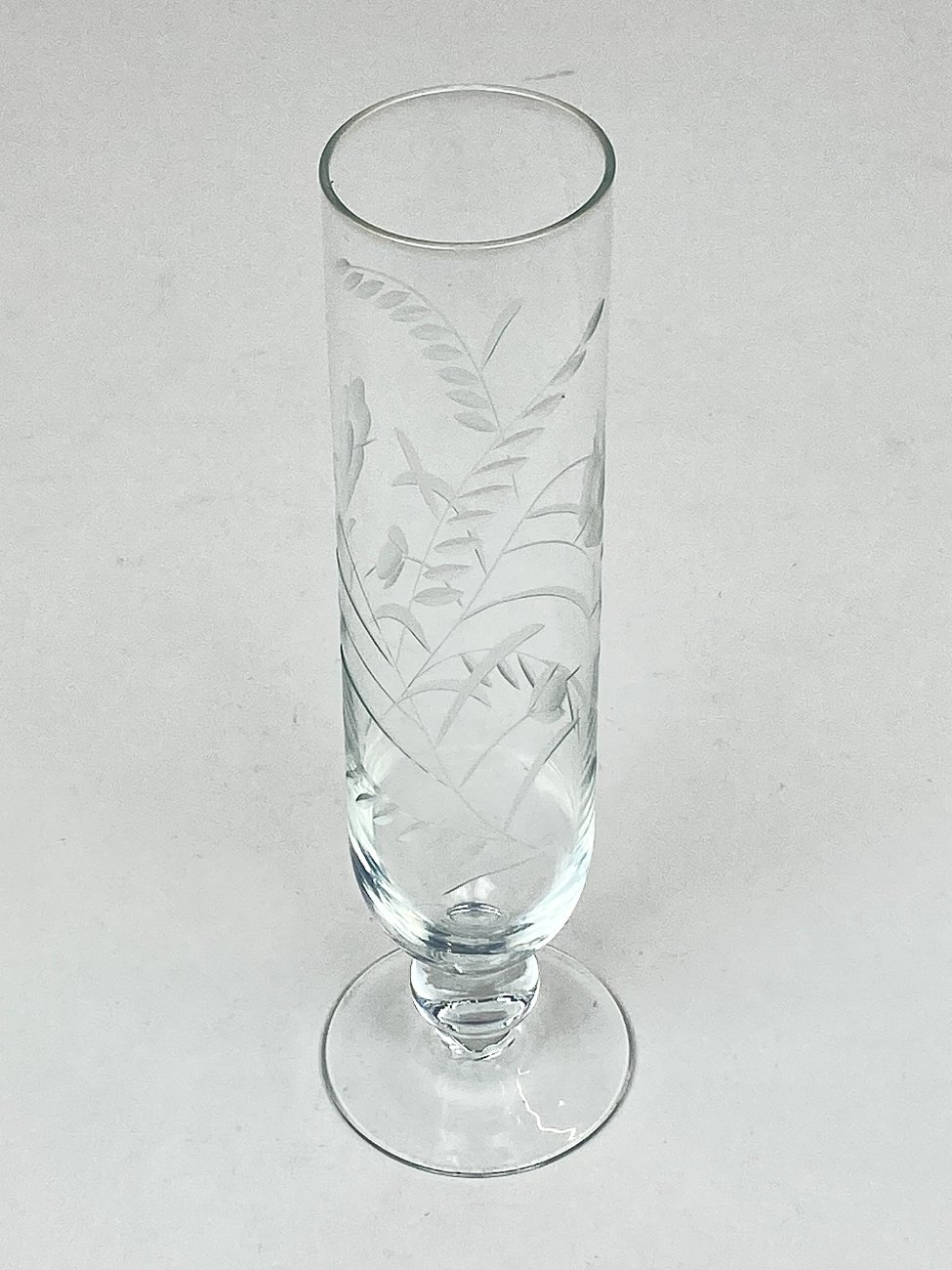 HN2065-kristolas-1 Krištolinė vaza su augalų motyvais 7x7x23,5 cm