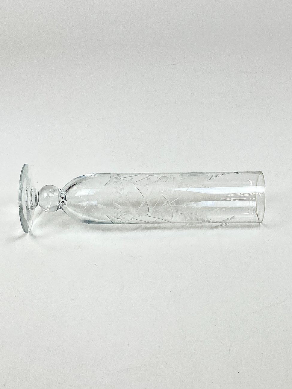 HN2065-kristolas-3 Krištolinė vaza su augalų motyvais 7x7x23,5 cm