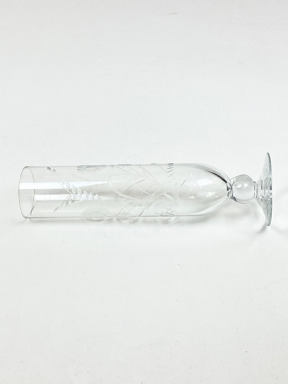 HN2065-kristolas-4 Krištolinė vaza su augalų motyvais 7x7x23,5 cm