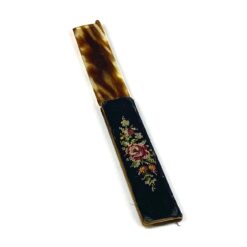 Plastikinės kelioninės šukos su žalvario dėklu, siuvinėta apdaila 11x2,5x1 cm