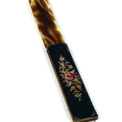 Plastikinės kelioninės šukos su žalvario dėklu, siuvinėta apdaila 11×2,5×1 cm