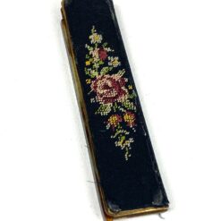 Plastikinės kelioninės šukos su žalvario dėklu, siuvinėta apdaila 11×2,5×1 cm