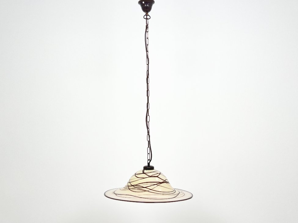 HN2099-pakabinami-sviestuvai-2 Žalvarinis pakabinamas šviestuvas plačiu stikliniu gaubtu 48x48x109 cm