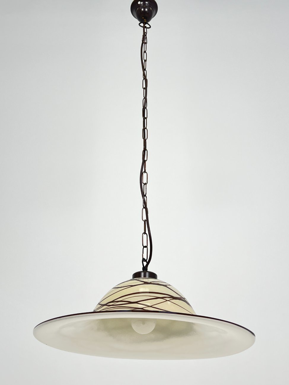 HN2099-pakabinami-sviestuvai-3 Žalvarinis pakabinamas šviestuvas plačiu stikliniu gaubtu 48x48x109 cm