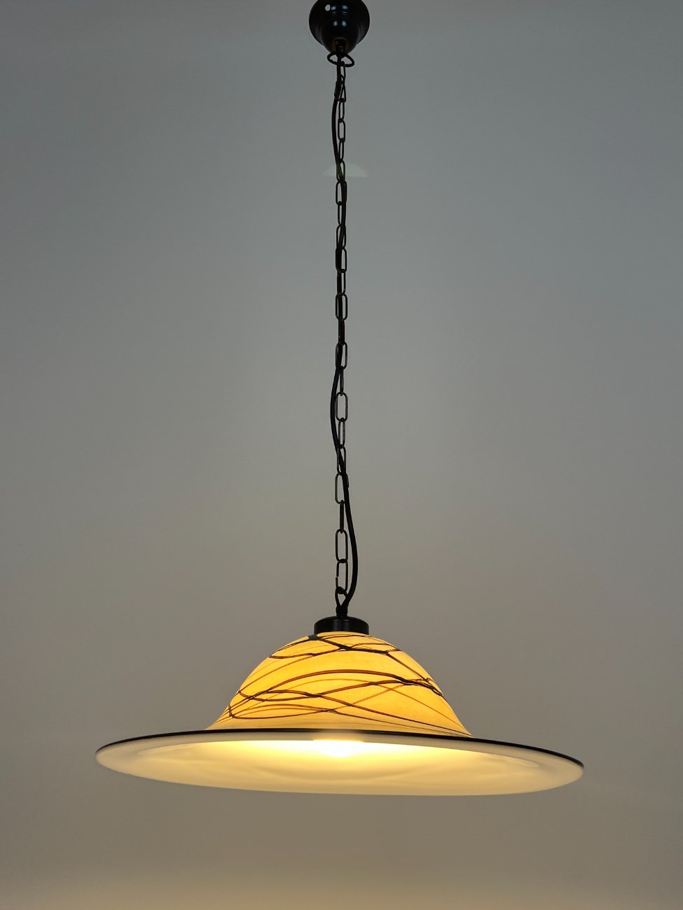 HN2099-pakabinami-sviestuvai-6 Žalvarinis pakabinamas šviestuvas plačiu stikliniu gaubtu 48x48x109 cm