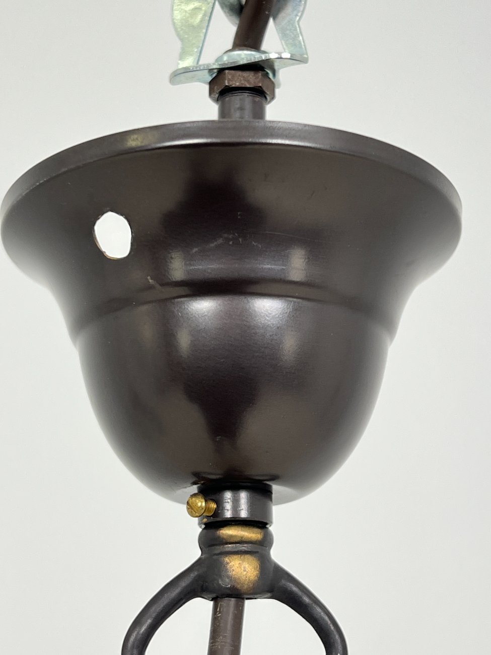 HN2099-pakabinami-sviestuvai-7 Žalvarinis pakabinamas šviestuvas plačiu stikliniu gaubtu 48x48x109 cm