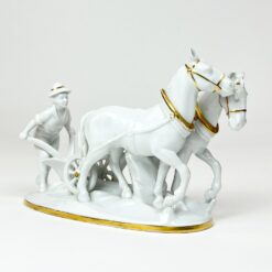 Porcelianinė Neu Tettau žemę su žirgais ariančio žemdirbio statula 25x10x16 cm